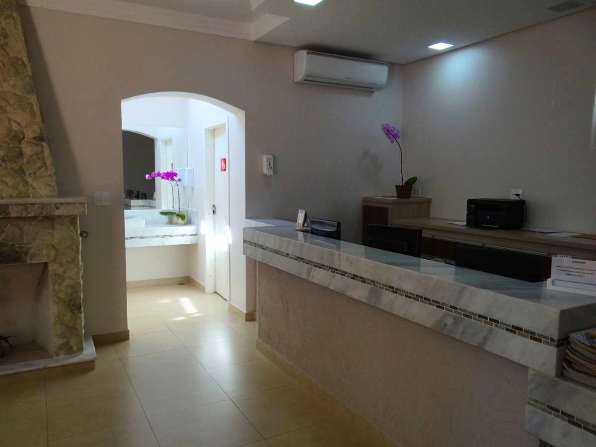 Recepção da clínica com espaço de espera para pacientes antes da consulta