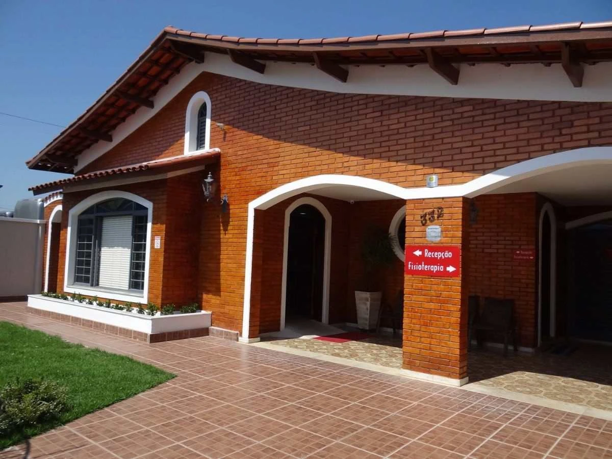 Fachada e área de acesso do Centro Médico de Especialidades onde ocorre o atendimento presencial